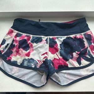 LULULEMON SPEED SHORTS 4-WAY STRETCH INKY FLORAL 2.5" INSEAM SIZE 2